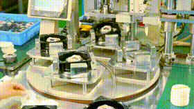 Automatic screwing machine